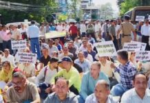 मिनिस्टीरियल कर्मचारियों का फूटा गुस्सा, सचिवालय कूच किया, पुलिस से हुई धक्का-मुक्की